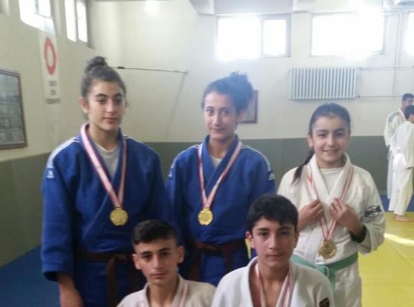 Okullar arası judo müsabakası birincileri 